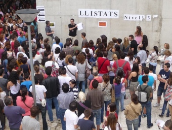 Aspecte de plaça de les Cultures de l'Institut Veles e Vents de Torrent, minuts abans de començar les proves. ESCORCOLL