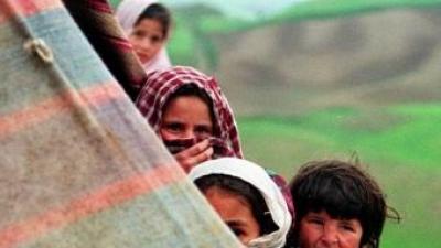 Xiquets i xiquetes afganesos a les portes d'una tenda de campanya. ARXIU