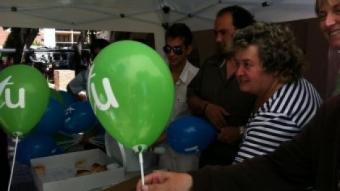 Gisela Saladich, cap de llista de Tossa Unida, a la dreta, en la parada que tenia el partit al mercat. N. FORNS