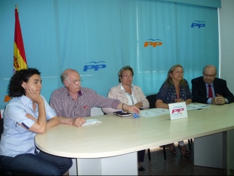 Imatge dels representants del PP a l'Alt Penedès, ahir a la seu del partit a Vilafranca A.M