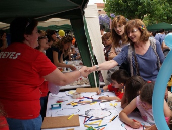 L'alcaldessa visita les diferents paradetes dels grups i associacions. CEDIDA