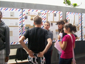 L'alumnat del Veles e Vents de Torrent visita l'exposició sobre la resistència. A.FONT