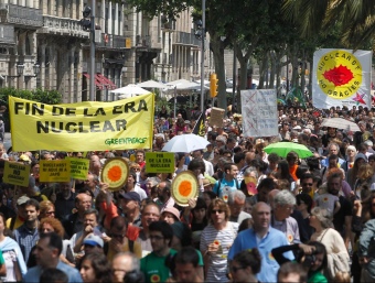 Força protestants a la manifestació antinuclear, ahir pels carrers del centre de Barcelona. MARTA PÉREZ