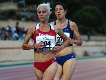 Natàlia Rodríguez, per davant de Jacqueline Martín durant la cursa del 5.000 metres, on assoliria el títol català.  QUIM PUIG