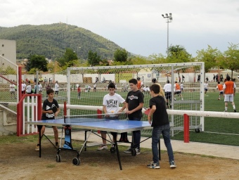 Un grup de joves juga a tennis de taula mentre es disputa la lliga de futbol 8 JOSEP GRAELLS