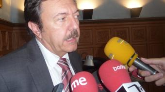 Jordi Serra, alcalde en funcions, ahir al seu despatx, atenent els mitjans de comunicació. SARA MUÑOZ