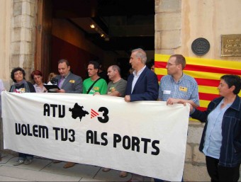 Manifestació a les portes de l'Ajuntament de Morella a favor de la TV3. EL PUNT AVUI