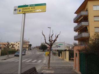 L'únic rètol que hi ha a Figueres que indica per on es va a l'estació del TAV. J.P