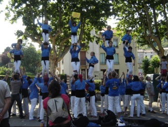 Un moment de l'actuació de la colla castellera Angelets del Vallespir durant la primera Festa de les associacions catalanes del Vallespir. CCV