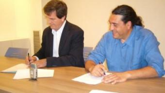 Estanis Puig (PSC) i Àngel Rodríguez (ICV) van signar el pacte de govern ahir. M.V