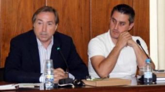 Jordi Sánchez, a l'esquerra, anunciant ahir la seva renúncia al ple, secundat pel portaveu del PSC Ramon Ferré. EL PUNT
