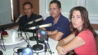 Navarrete, Cordón i Comas , durant l'anunci del pacte a través de la ràdio local, ahir. A.V