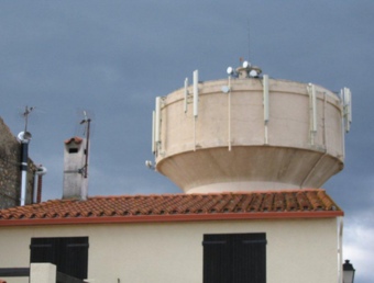 Les antenes de telefonia col·locades sobre el dipòsit d'aigua al centre del poble de Vilanova de Rao. UMPLO