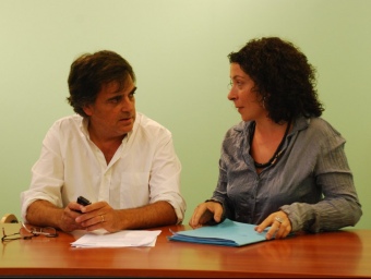 Lluís Giralt i Anna Gabaldà, durant la roda de premsa en la que van explicar l'acord entre els dos grups, ahir a la tarda a l'Escorxador. M.L