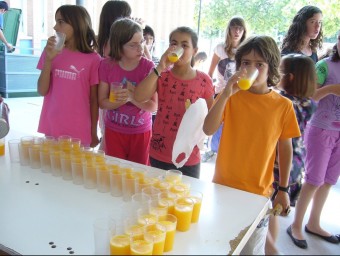 L'alumnat pren el suc de taronja a l'hora del pati. ARXIU