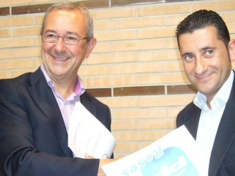 Carles Pàramo i Manel Escobar, després de signar el pacte entre CiU i PP a l'Ajuntament de Roses MAR VICENTE