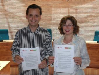 Vicent Forment i Elvira García mostren les actes de l'acord signat. ARXIU