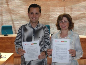 Vicent Formen i Elvira García mostre l'acord de govern d'aquesta legislatura. EL PUNT AVUI