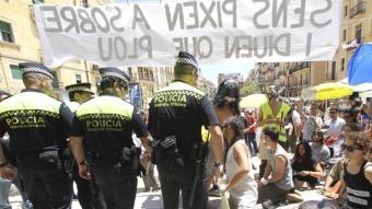 Indignats fent soroll a la plaça de la Font de Tarragona D.B. / TJERK / ALBERICH FOTÒGRAFS