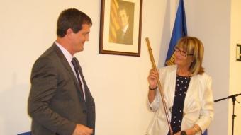 Mari Dubé entrega la vara d'alcalde a Estanis Puig. M.V