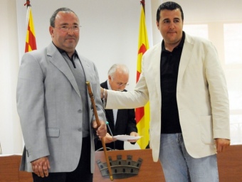 Ferran Pellicer, a l'esquerra, rebent la vara de mans de Fran Morancho, alcalde sortint. MARCEL ARAGONÈS