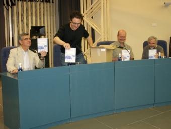 Rafa Gil, Vicente Cortés, Rafa Beltrán i Paco Giménez presenten en llibre. ESCORCOLL