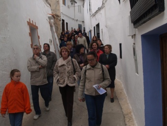 Passeig cultural organitzat per la Fènix Troiana per la barriada del Raval. ESCORCOLL