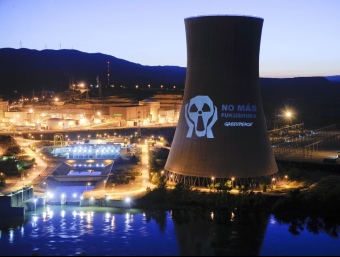 Una acció de protesta de Greenpeace a la central nuclear d'Ascó. ARXIU