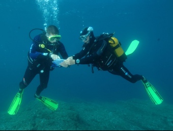 Submarinistes fent immersió al fons marí de la Costa Vermella.  WWW.GRANDBLEU.FR