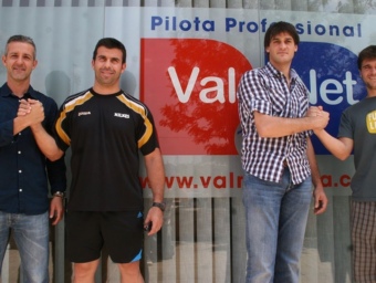 Cervera, Álvaro, Genovés II i Miguel posen a la seu de Val Net després del sorteig. CEDIDA