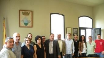 Els tretze regidors de l'Ajuntament d'Arbúcies amb Pere Garriga, al mig, alcalde escollit per l'Entesa. EL PUNT