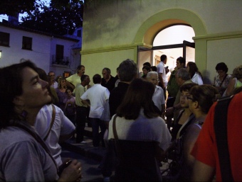 Un moment de la concentració de rebuig als sous del govern a la plaça de l'Ajuntament EDURNE VEGA
