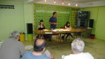 Siscu Sánchez, entre Alexandra Sevilla i Raquel Galera, les altres dos regidores d'ICV-EUiA ahir a la nit, durant l'assemblea de militants I. M