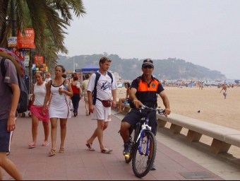 Policia local muntat en bicicleta pel passeig de la platja. ARXIU