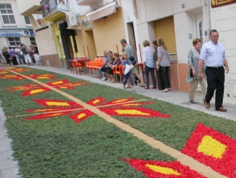 Les catifes cobreixen els carrers més cèntrics de L'Ametlla de Mar.  MARTA MARTÍNEZ