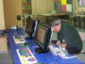Un operari instal·lant una de les terminals en una aula de la Fundació Estany. FUNDACIÓ TELEVALL
