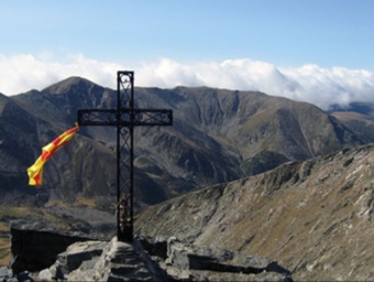 La Creu al cim del Canigó on el llamp va causar la mort d'un excursionista. EL PUNT