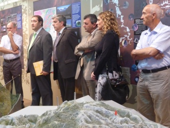 El conseller Pelegrí va visitar ahir l'exposició del centre d'interpretació de Roquetes sobre la geologia dels Ports. R.R