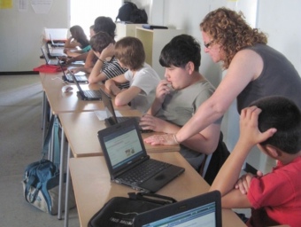 Alumnes de l'institut Montgròs, practicant el nou sistema d'aprenentatge d'UPCnet. EL PUNT