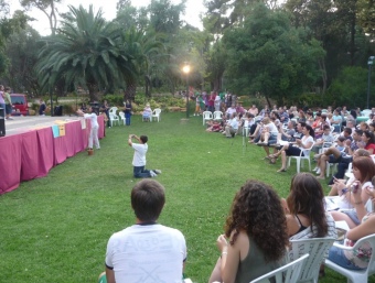 Els assistents han gaudit de les danses, caçons i teatre llegit dels escolars participants. ESCORCOLL