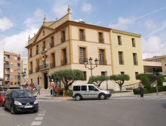 Edifici de l'Ajuntament a la plaça del poble. ESCORCOLL