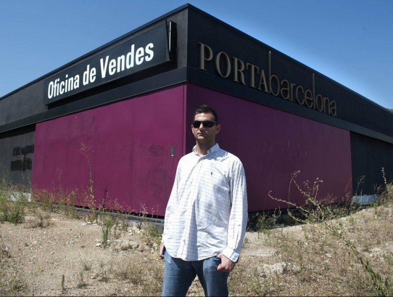 Jesús Fernández, davant de l'oficina de vendes de Porta BCN a Esplugues JOSEP LOSADA