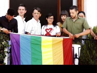 La bandera de l'orgull Gai oneja a la balconada de l'Ajuntament de Gandia. CEDIDA