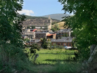 Vista de Llívia. La vila està situada al peu del puig del Castell i s'estén pel pla de Fontanelles.  AJ. LLÍVIA