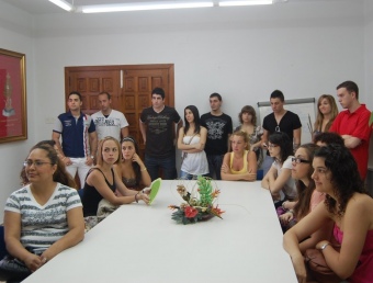El grup de becaris atén les paraules de benvinguda del nou alcalde de Silla. CEDIDA