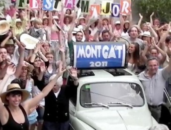 Un moment del final de la gravació del lipdub, en què van participar prop de 200 veïns del casc antic montgatí EL PUNT