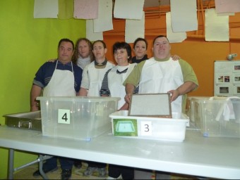 Alumnes del taller ocupacional Mossèn Girgas d'Olot treballant la pasta de paper per fer fulls de qualitat. J.C
