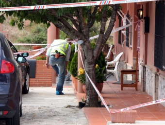 Un agent de la policia científica dels Mossos, a l'entrada de la casa d'Ulldecona on s'ha produït l'assalt. ACN