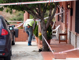 Un agent dels Mossos a la casa on es va produir l'assalt mortal a Ulldecona ACN