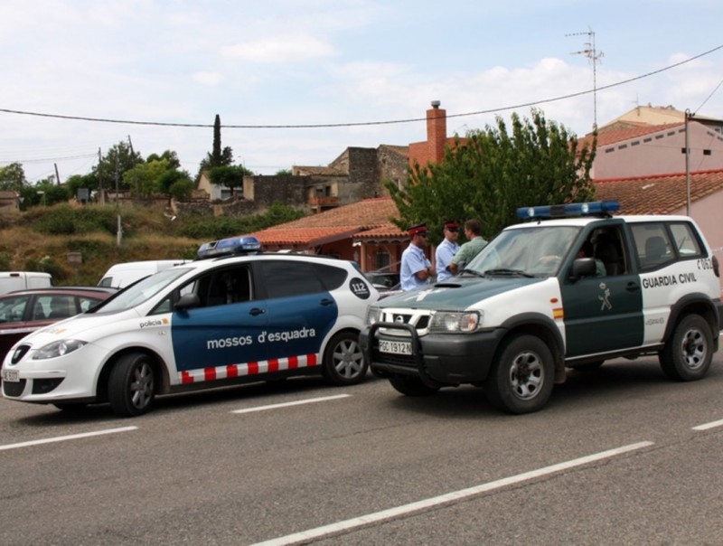 Agents dels Mossos d'Esquadra i de la Guàrdia Civil davant la casa on es va produir l'assalt, el passat juliol ACN